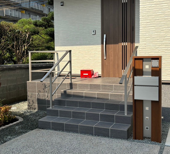 玄関ポーチステップの手すり