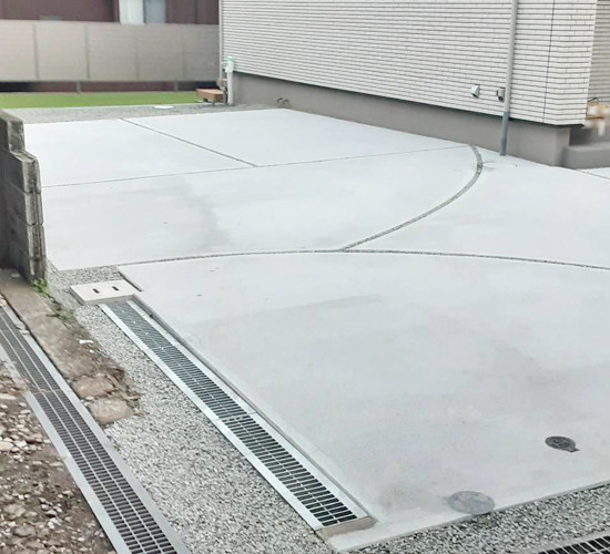 駐車場のコンクリート目地に、アクセントや目印となる工夫を施しました！