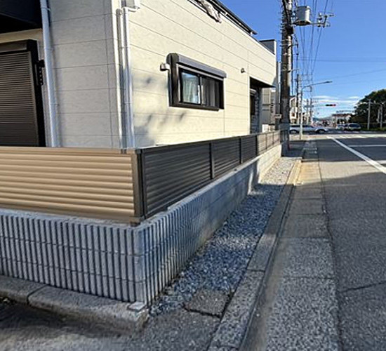 砂利や土間コンクリートを施工ししっかりと雑草対策をした外構工事♪