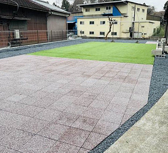 人工芝とインターロッキングの相性が抜群！お手入れが楽になったお庭リフォーム工事♪
