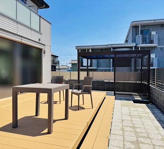 お庭の雑草対策でローメンテナンス化！広々としたウッドデッキが映える施工事例をご紹介♪