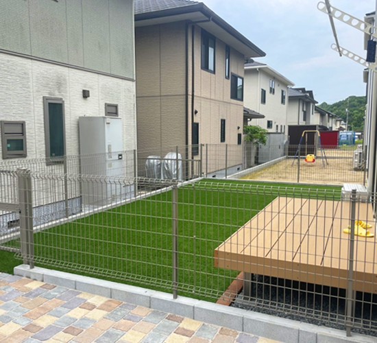 パッと目を引くカラフルなテラスが主役！遊び心あふれる可愛い庭に変身♪
