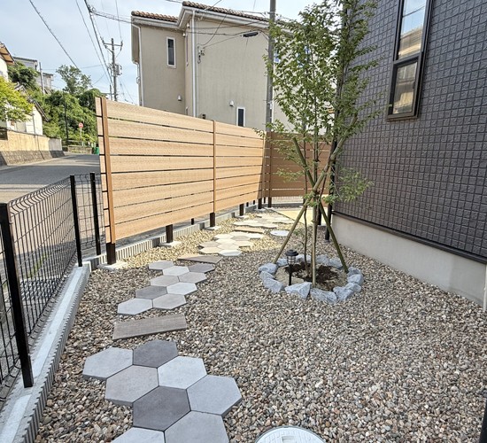 簡単におしゃれな庭作りを。ハニカム形状（六角形）のコンクリート平板のすすめ