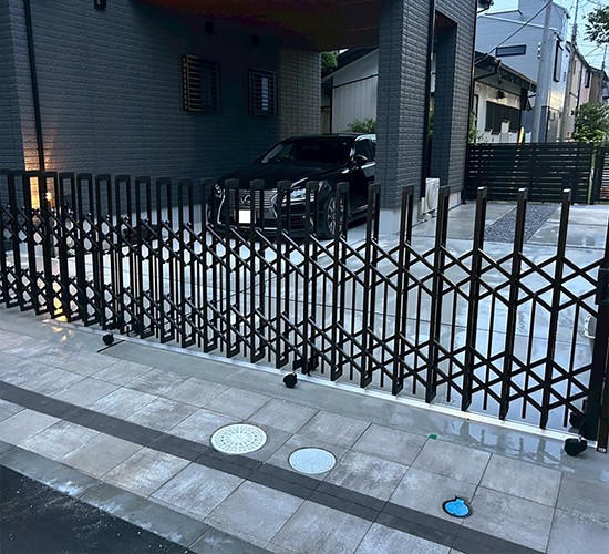 ビルトインガレージ付き戸建ての新築外構｜車の轍とペットガード付き伸縮門扉で安心のクローズ外構に