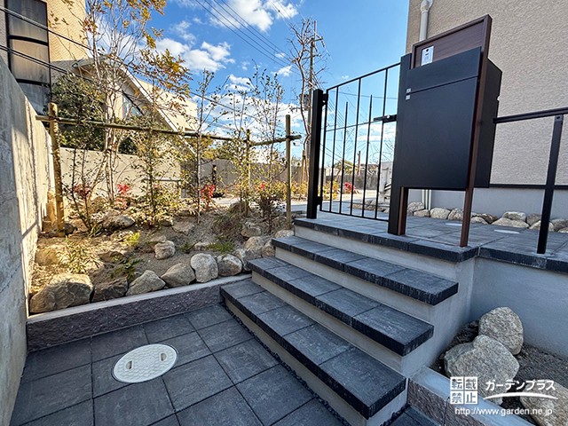 コンクリート平板を使用したアプローチの浮き階段