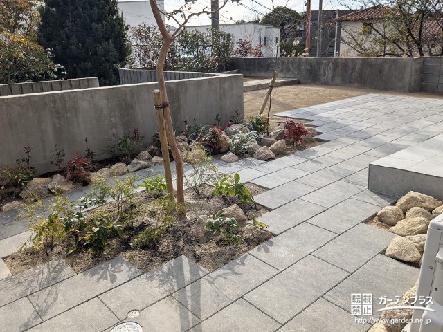 大判の平板を使用したおしゃれな戸建ての庭