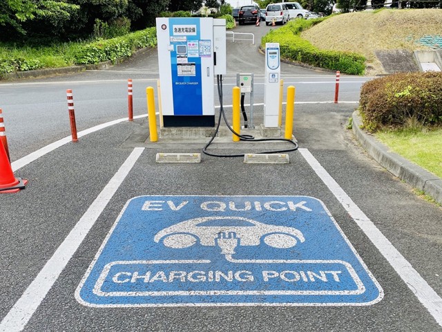 急速充電が可能なEV充電スタンド