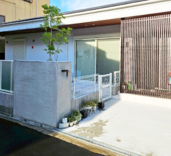 ナチュラルなデザインのドッグランを施工！白基調の外構と人工芝のお庭がマッチしています♪