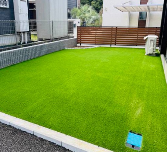 お手入れのいらないお庭でリラックス！人工芝が映える新築外構の施工事例をご紹介します！