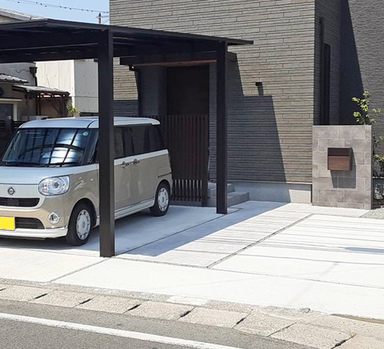 2面道路沿いの家の外構をご紹介！プライバシーと交通安全を両立する工夫を解説！