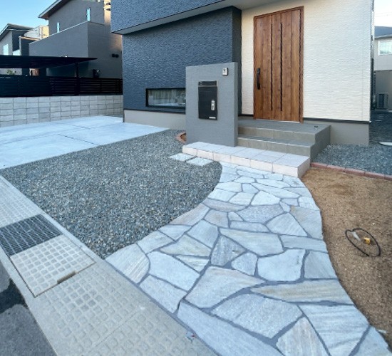 ホワイトの乱形石が美しく映える玄関アプローチ!パッと目をひくおしゃれな外構が完成しています
