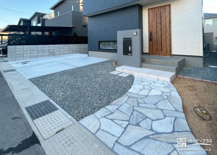 乱形石が美しく映える玄関アプローチ!パッと目をひくおしゃれな外構が完成しています