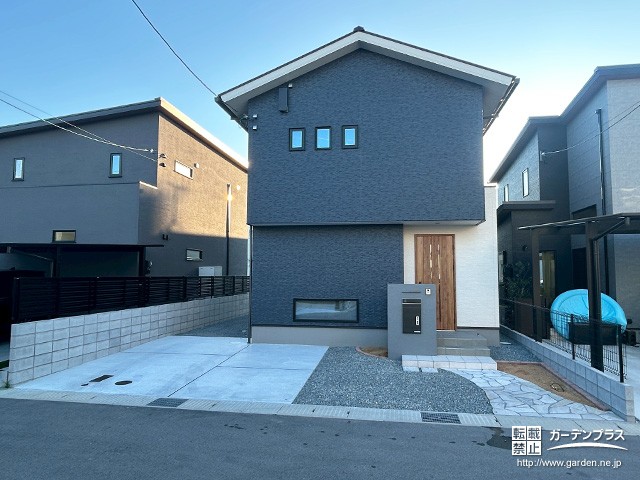 美しい乱形石張りの玄関アプローチが映える外構