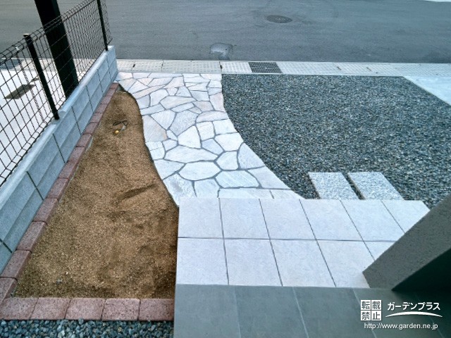 照明でライトアップできる植栽スペースで彩る玄関