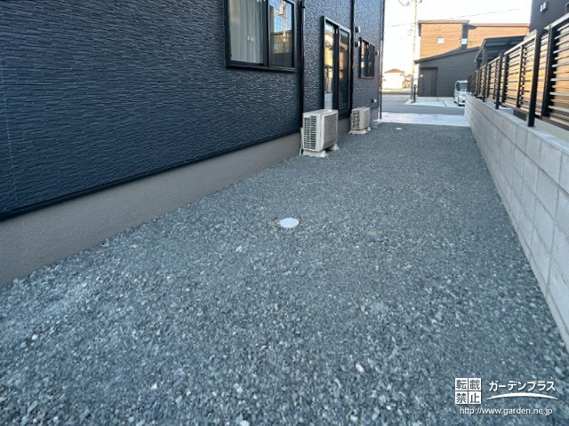 防草シートと砂利で雑草対策をしたお庭