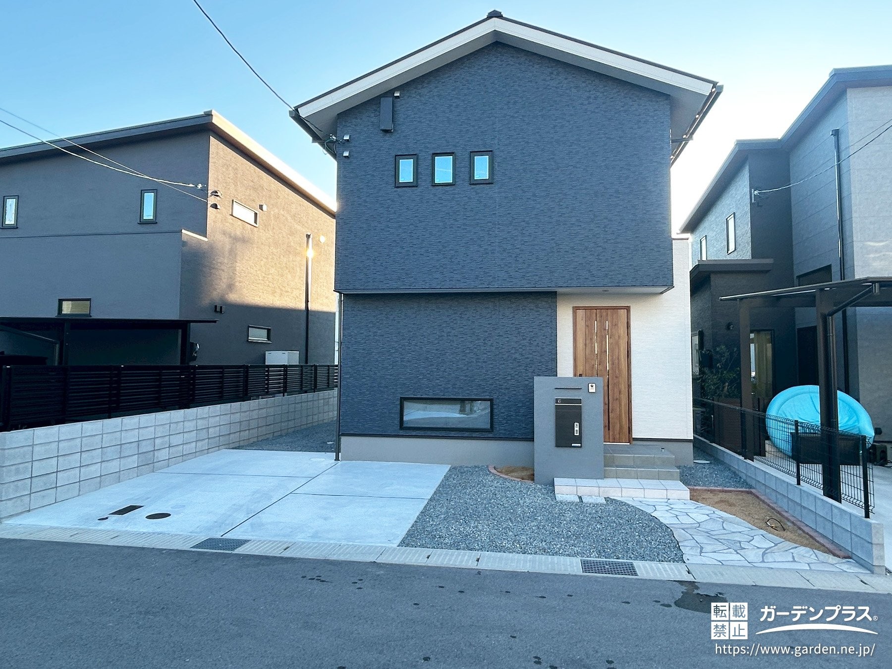 乱形石のアプローチと植栽スペースが映えるナチュラルな外構工事