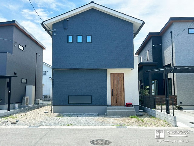 工事前で雑草の生えているお庭