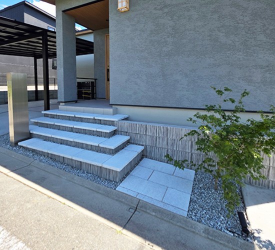 シンプルモダンなデザインの玄関アプローチ♪お住まいを引き立てる外構工事となりました！