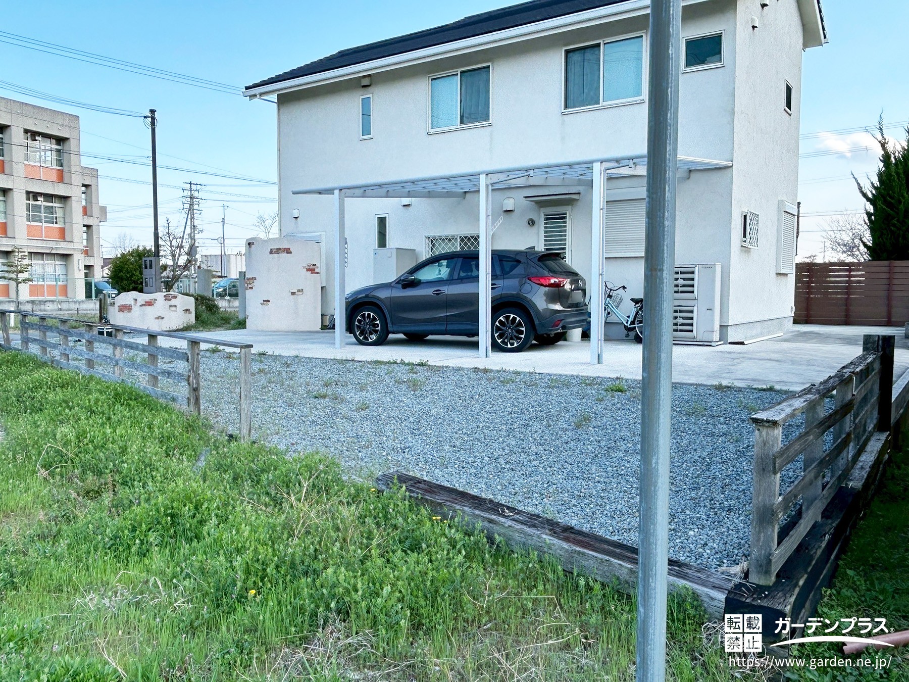 経年劣化したフェンス