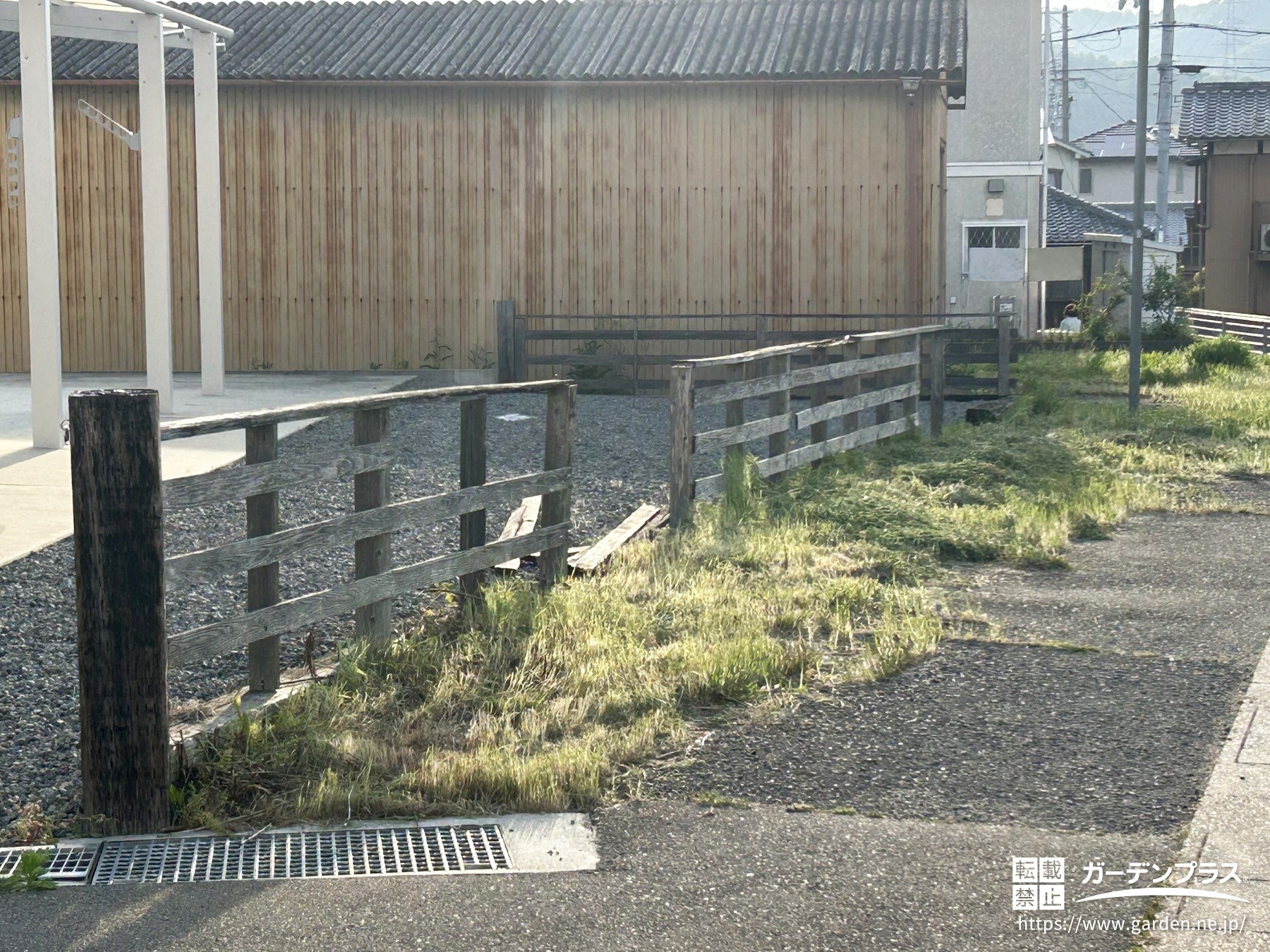 道路側から見た木製フェンス