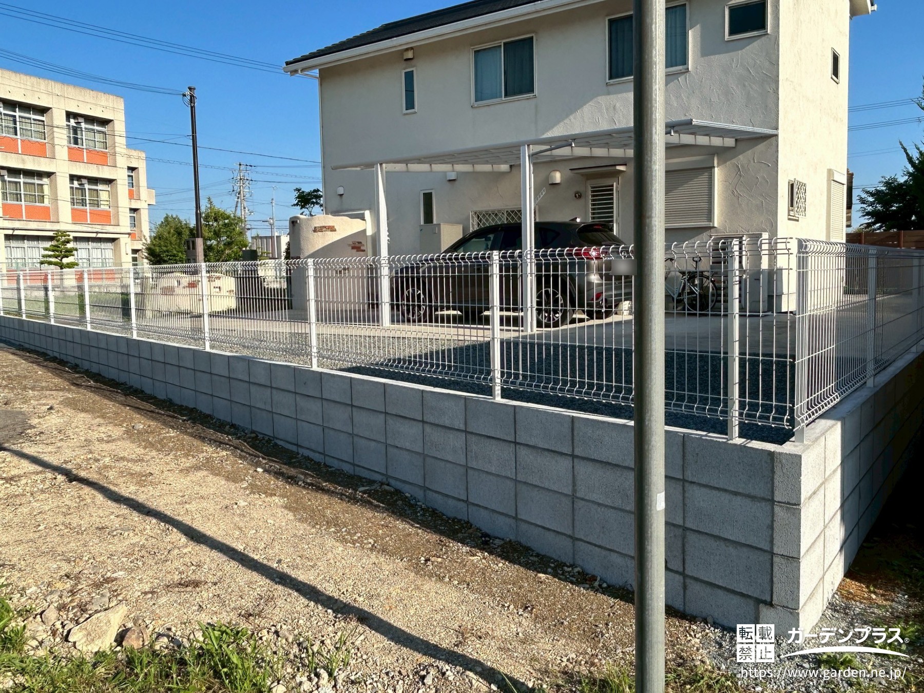 圧迫感を与えない境界フェンス