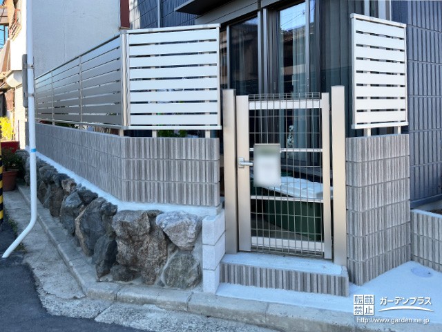 シンプルなデザインで外構に馴染む目隠しフェンス