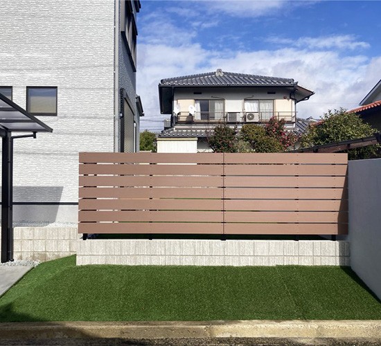 プライバシーの確保と外構を引き立てるデザインを両立！おすすめの目隠しフェンス３選