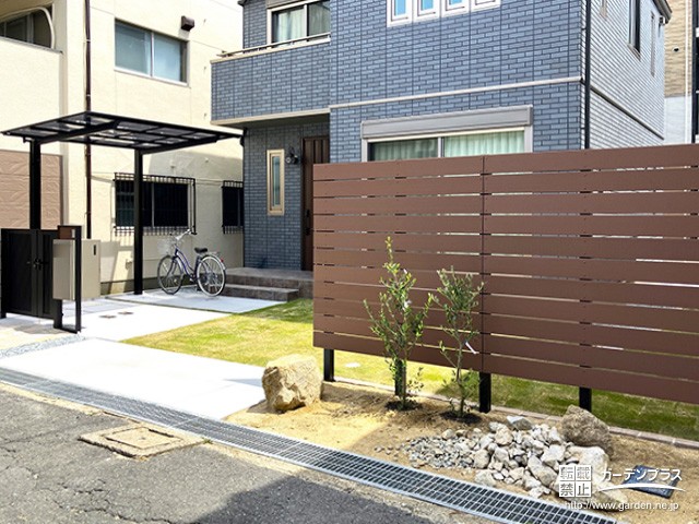 天然目のようなナチュラルデザインでローメンテナンスな目隠しフェンス