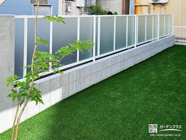 光を採り込みながらプライバシーを守る目隠しフェンス