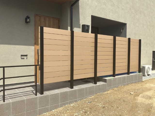 モダンな外構デザインにマッチする2トーンカラーの目隠しフェンス