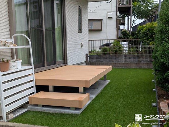人工芝とデッキで快適に過ごせるお子様の笑顔あふれるお庭工事