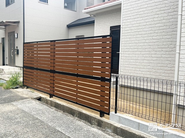 目隠しフェンスとメッシュフェンス