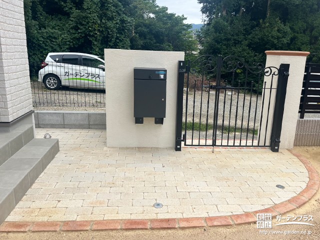 玄関アプローチ|レンガの統一感を感じられる仕上がりに