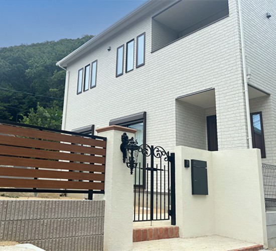 アイアンデザイン×レンガでつくる南欧風の家|上品でかわいい新築外構工事