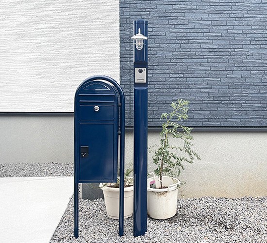 お住まいのアクセントに!おしゃれなヨーロピアンカラーの宅配ボックス付きポスト&門柱を設置しました♪