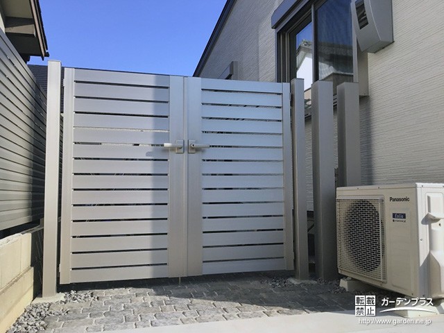 モダンなデザインが外構に馴染む門扉