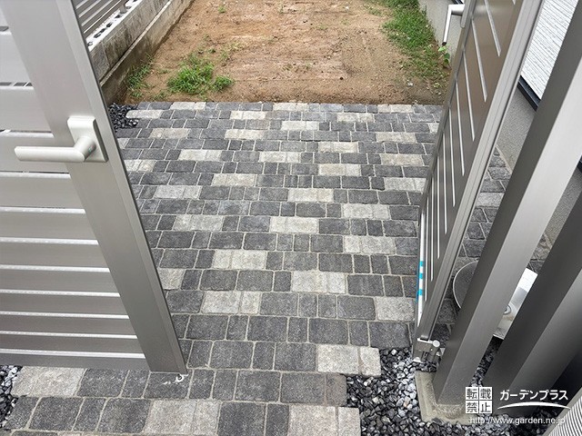天然石のような質感が魅力の玄関アプローチ
