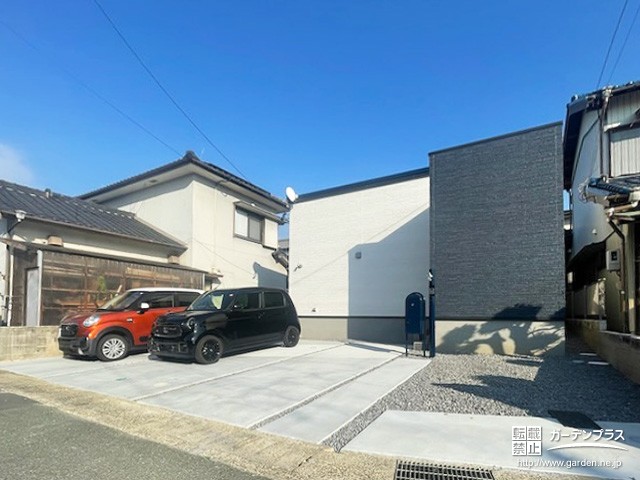 グレーと白のツートンカラーが印象的なお住まい