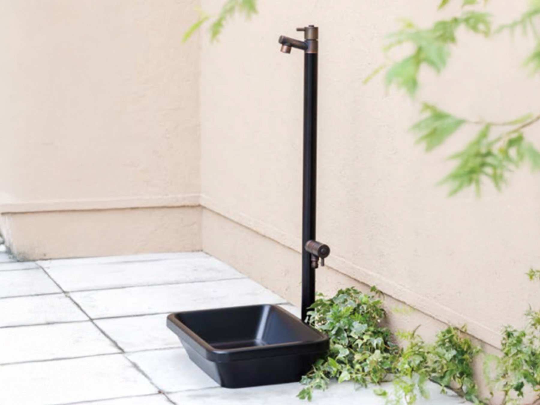 ブラックカラーで引き締まったデザインの立水栓