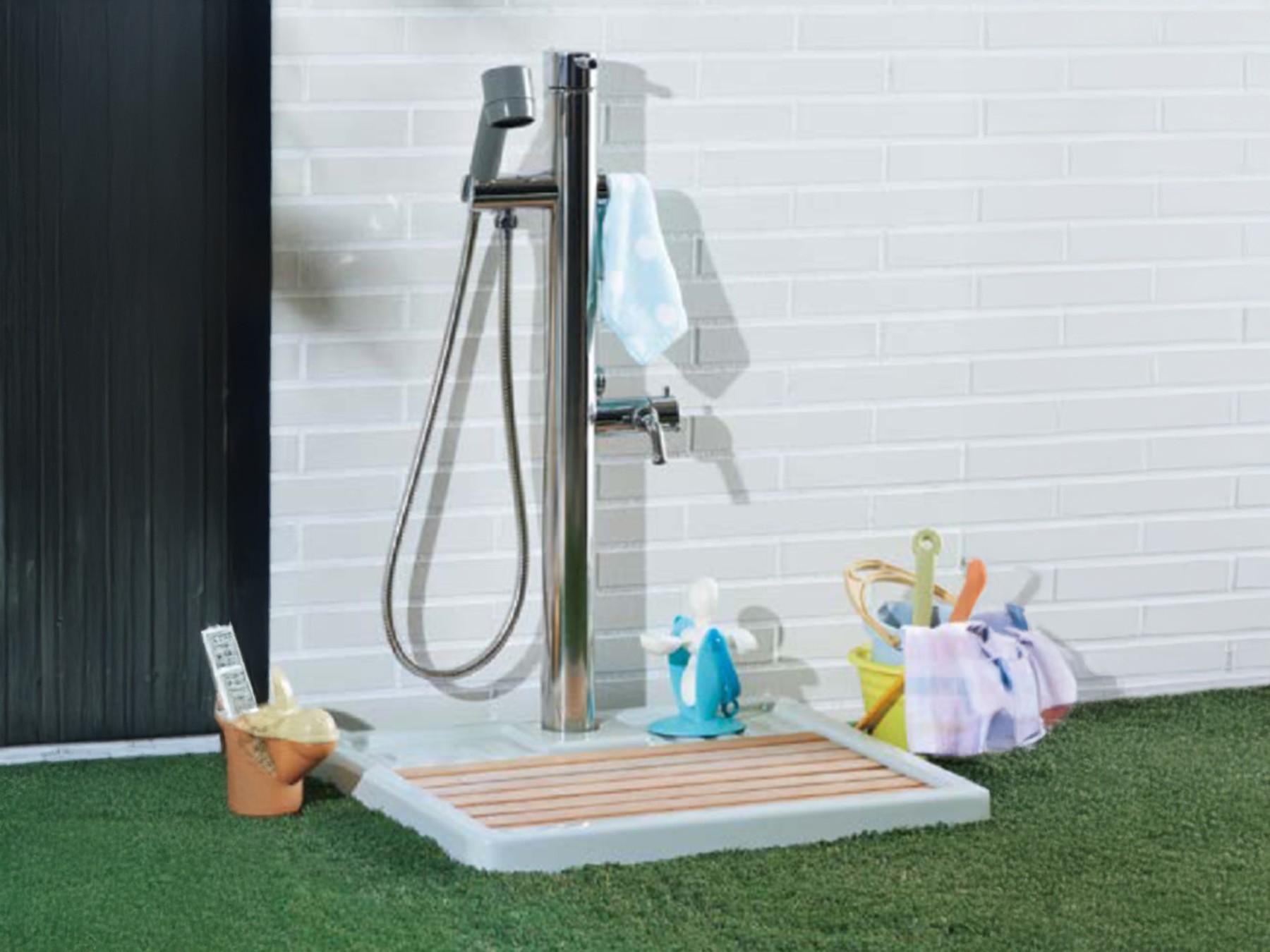 清潔感あふれるデザインの立水栓