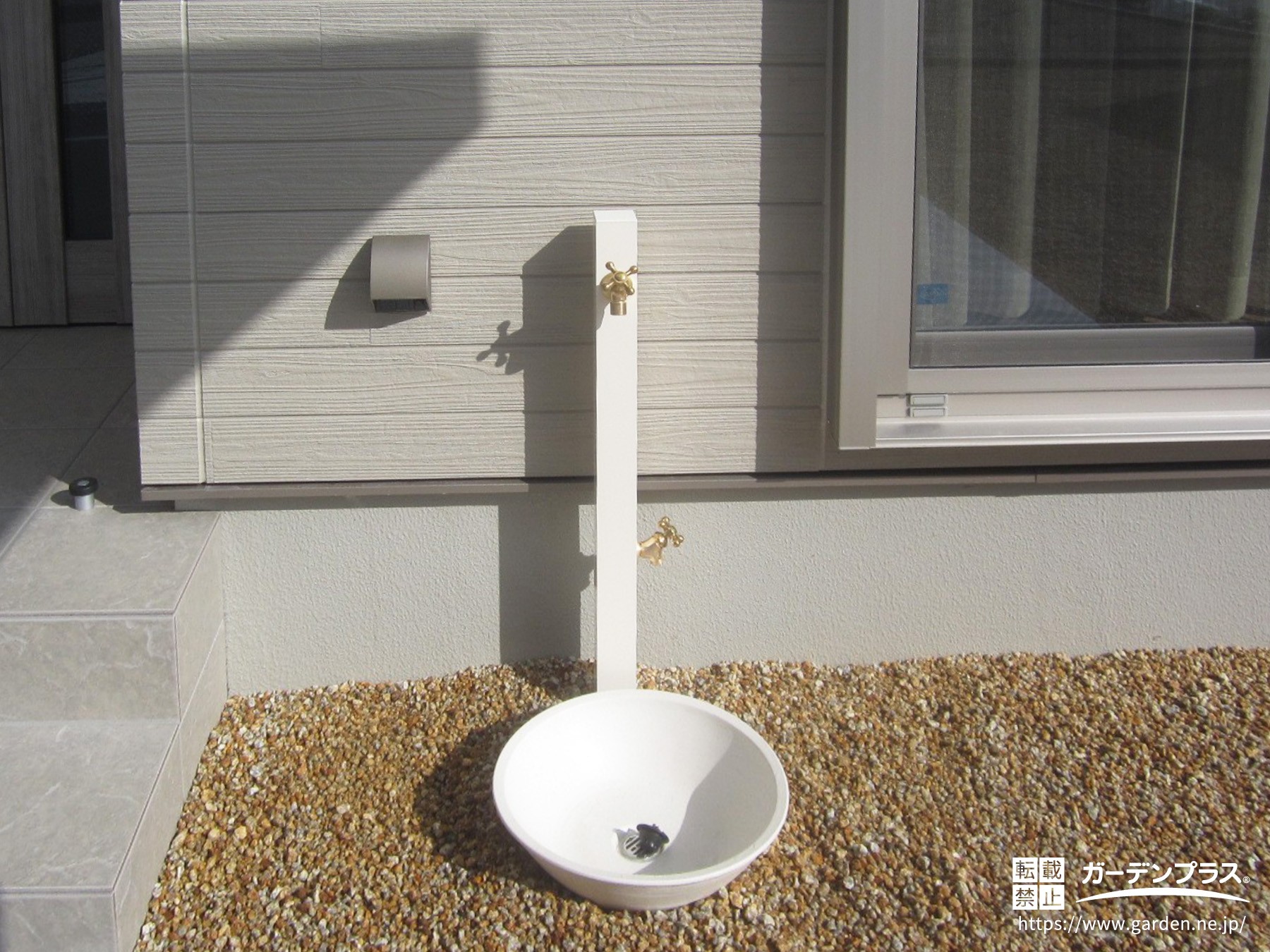 ホワイトカラーでお庭を明るく演出する立水栓