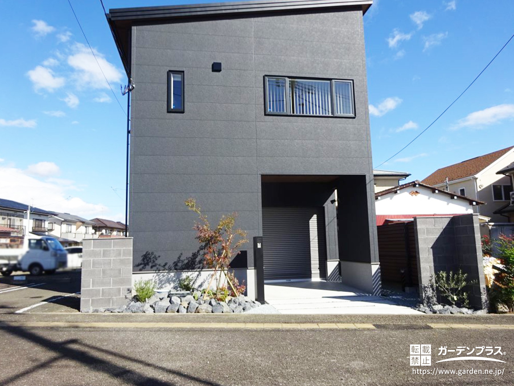 黒の家を引き立てるおしゃれな外構