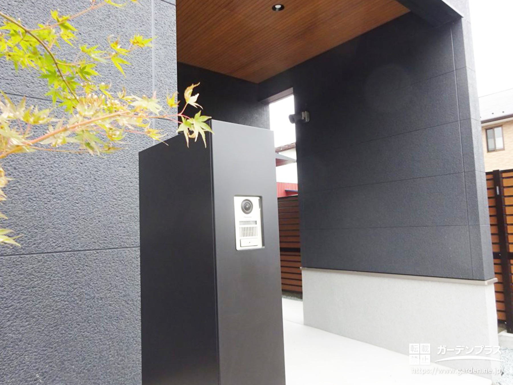 LIXIL 機能門柱FTとイロハモミジ