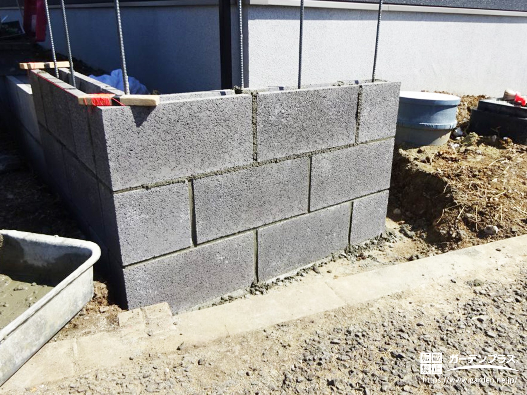 「東洋工業 ラファイエ」で施工している門塀