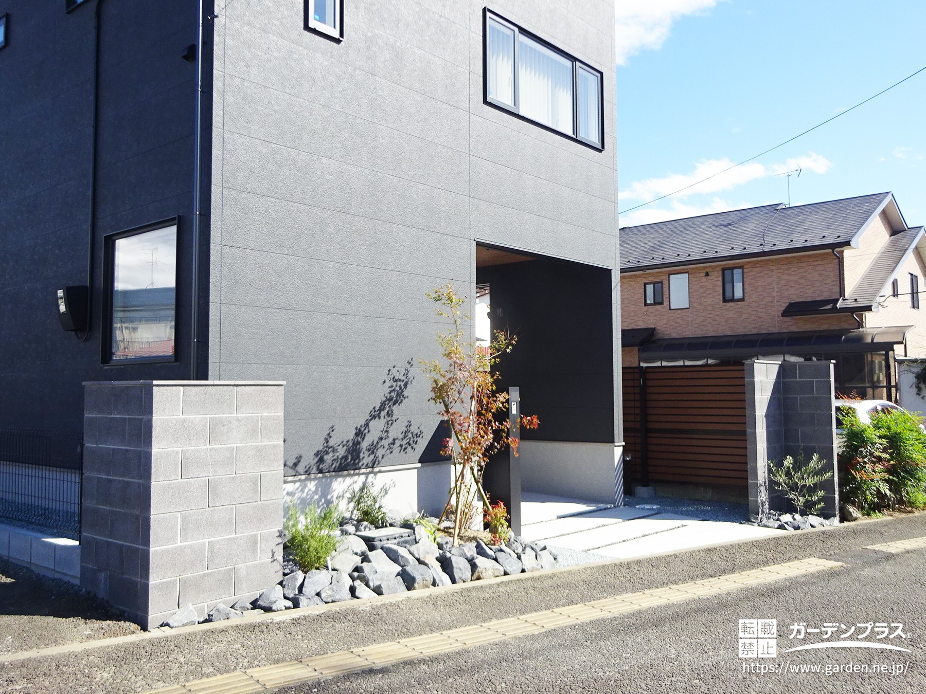 左右に設けた化粧ブロック門塀