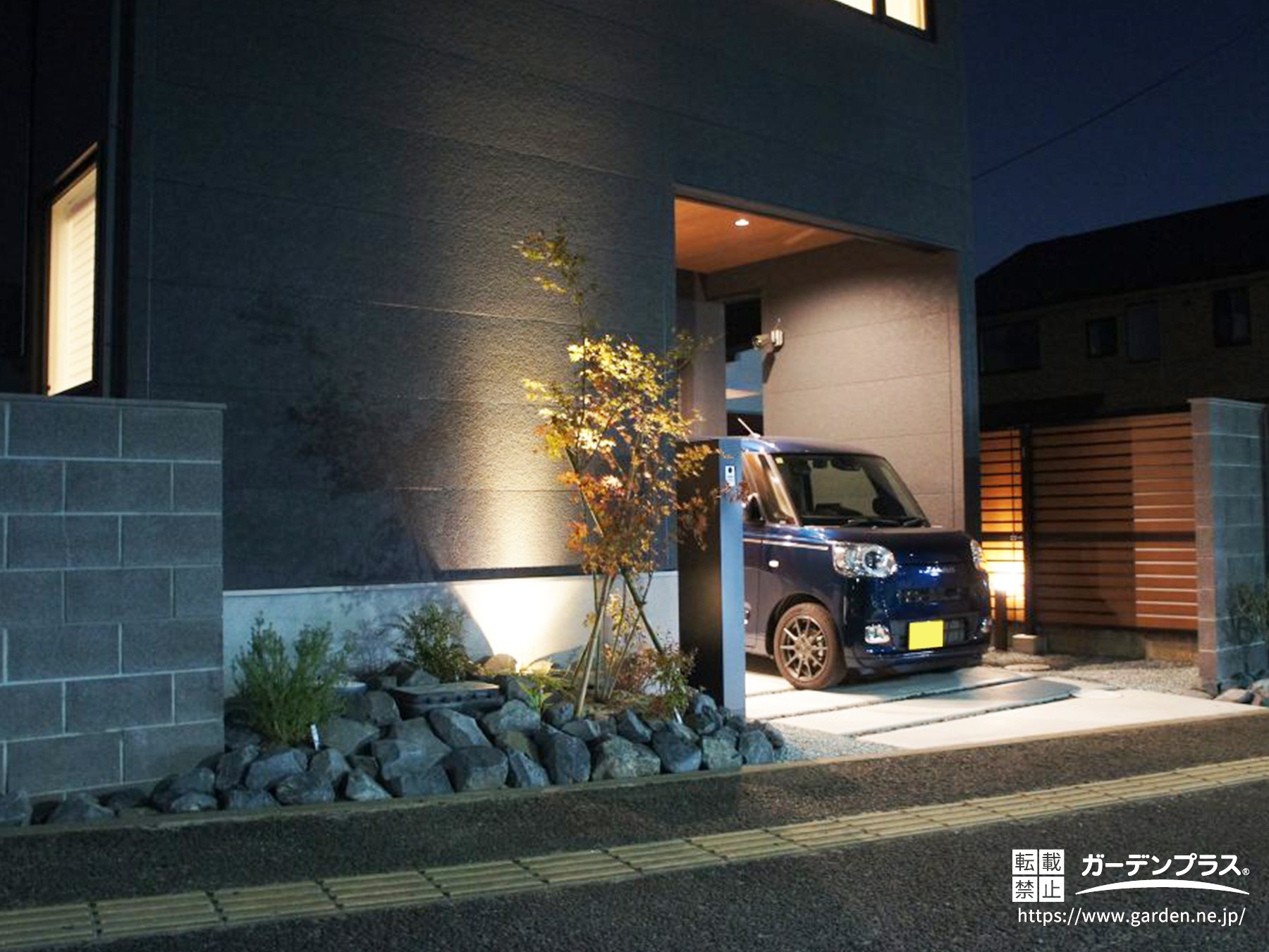 黒の家を引き立てるライティング