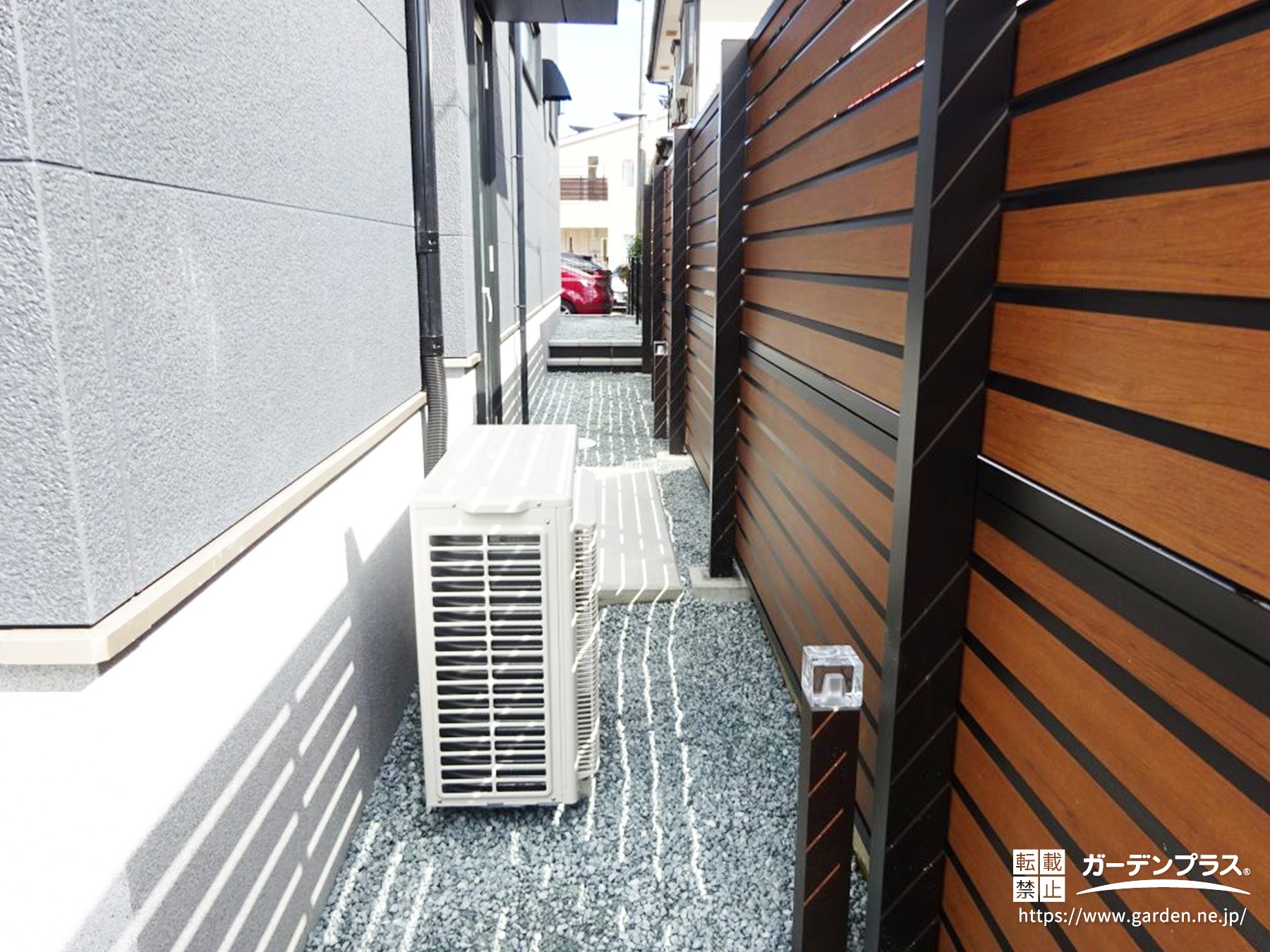 目隠しフェンスと雑草対策をした通路