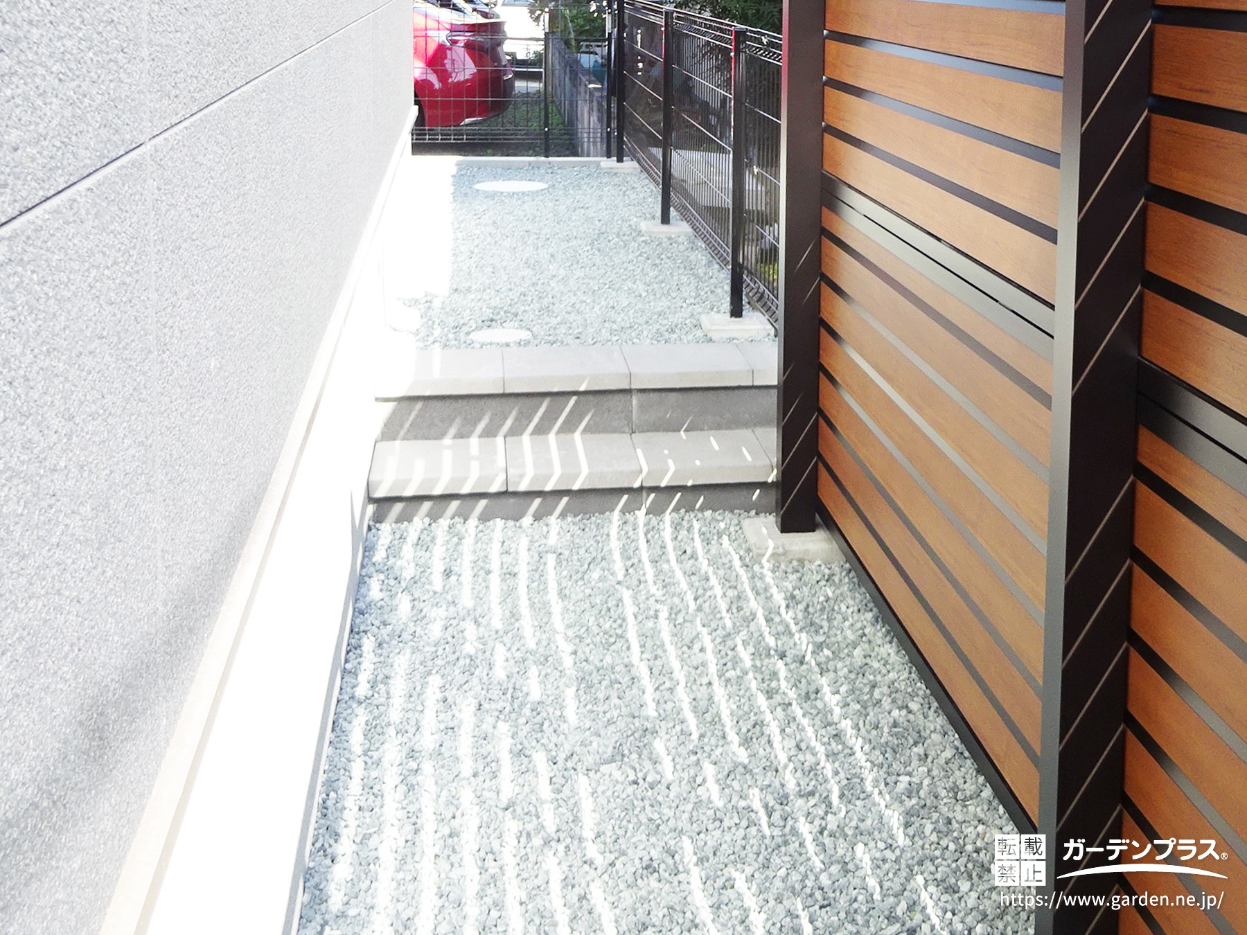 通路の高低差を解消する浮き階段