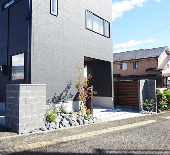 「黒い家」の魅力を引き出す外構デザイン|イロハモミジが彩るおしゃれな空間