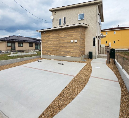 シンプルにまとめたナチュラルデザインの外構~温もりと清潔感を両立したお庭づくり~